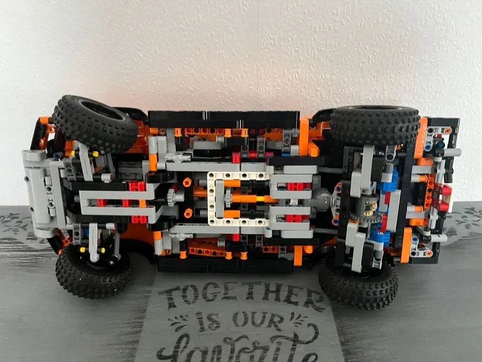 Ford Raptor F-150 (1379 piezas) con mecánica real y motor V6