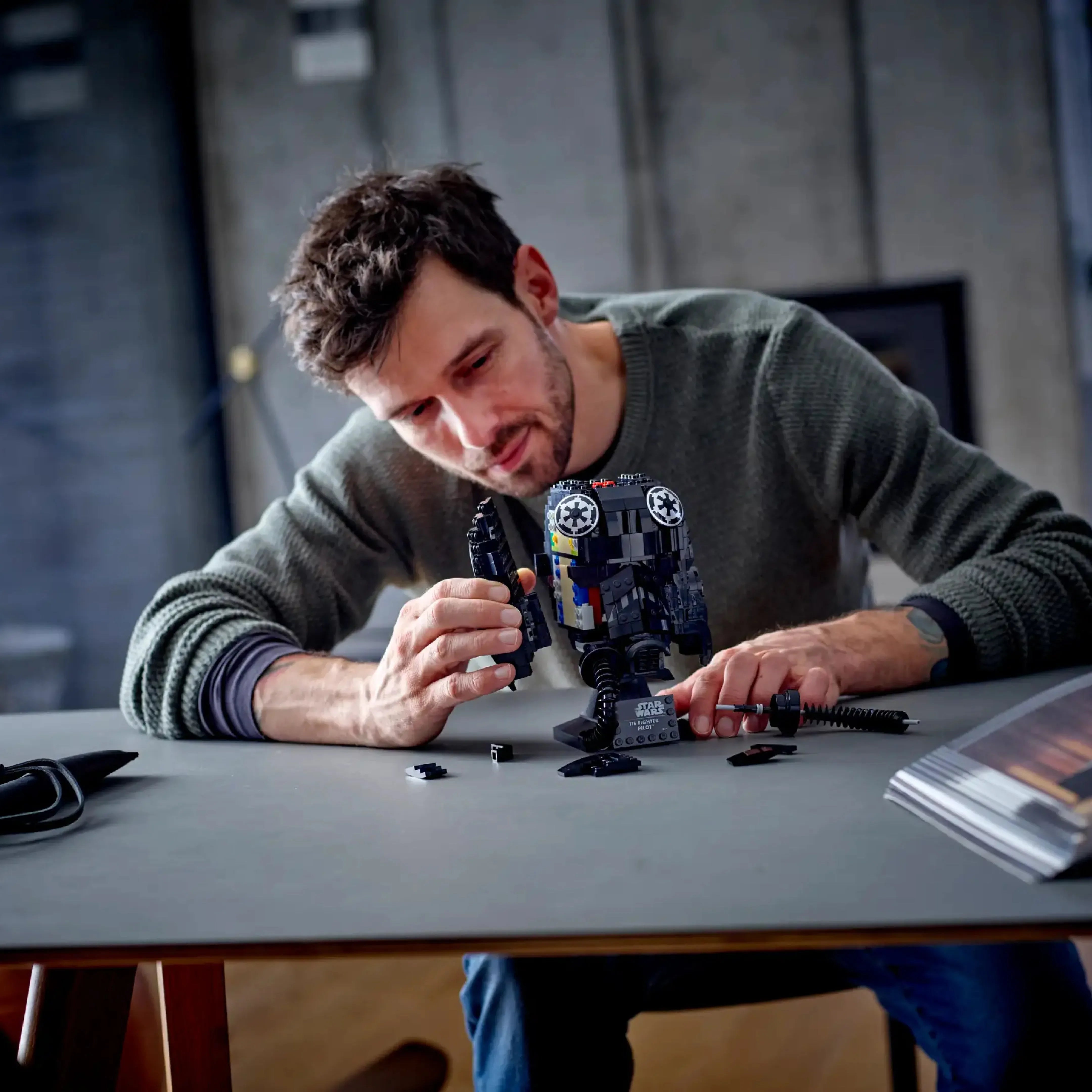 Casco de piloto de caza TIE (724 piezas) - Kit de Bloques de Construcción