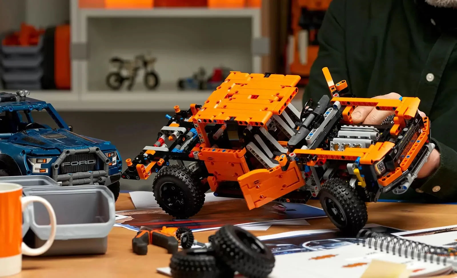 Ford Raptor F-150 (1379 piezas) con mecánica real y motor V6