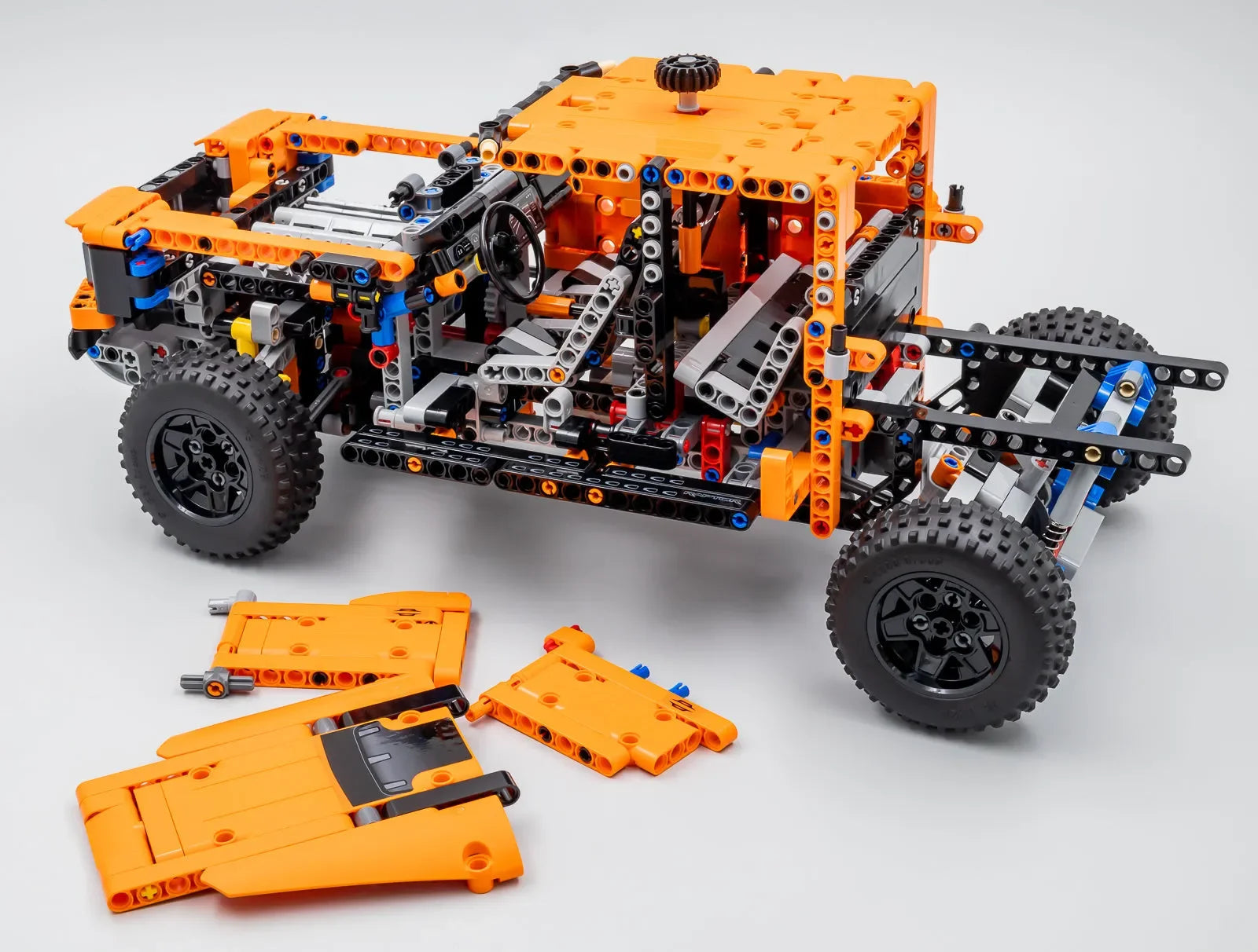 Ford Raptor F-150 (1379 piezas) con mecánica real y motor V6