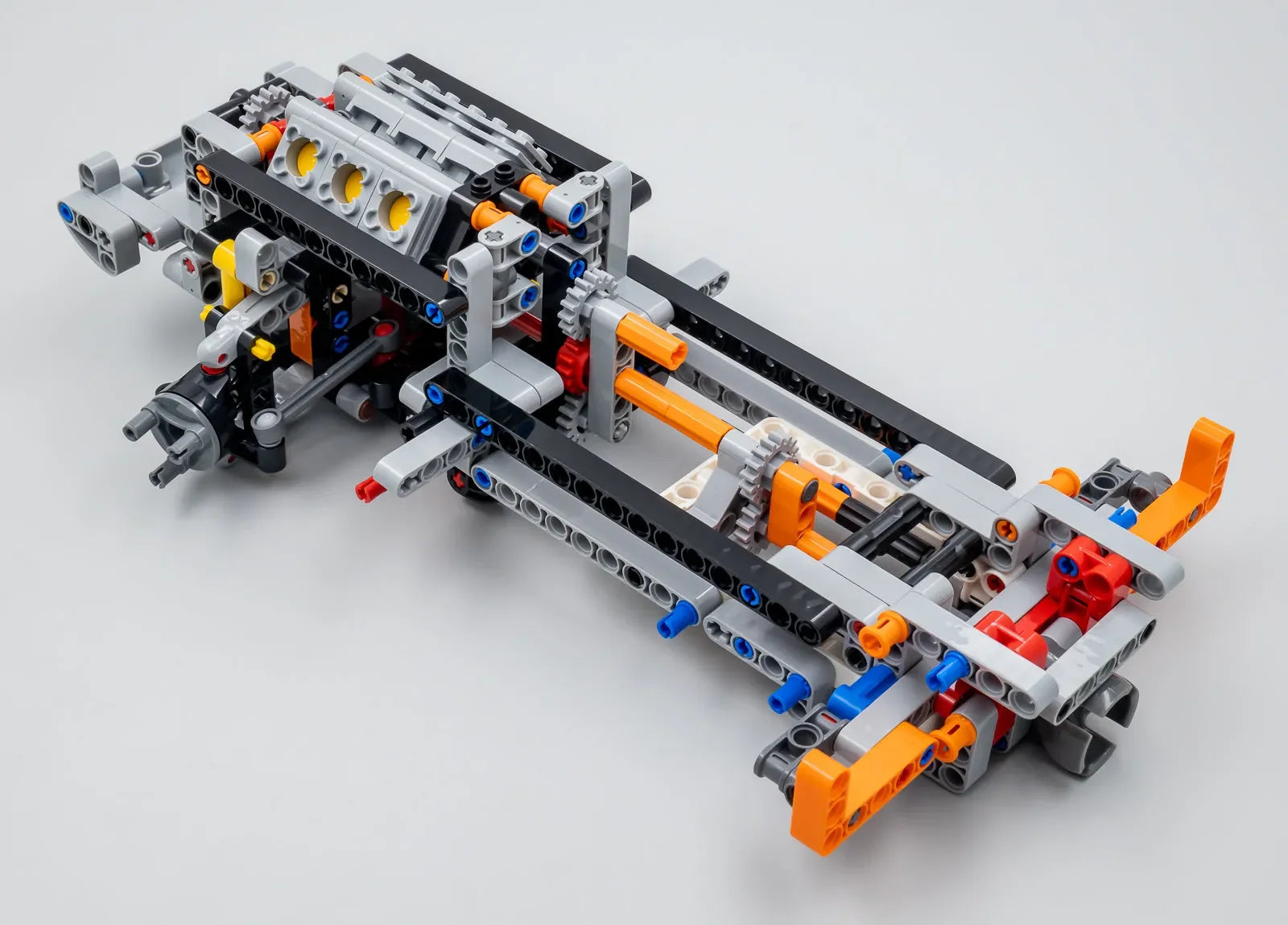 Ford Raptor F-150 (1379 piezas) con mecánica real y motor V6