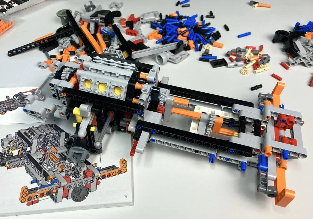 Ford Raptor F-150 (1379 piezas) con mecánica real y motor V6