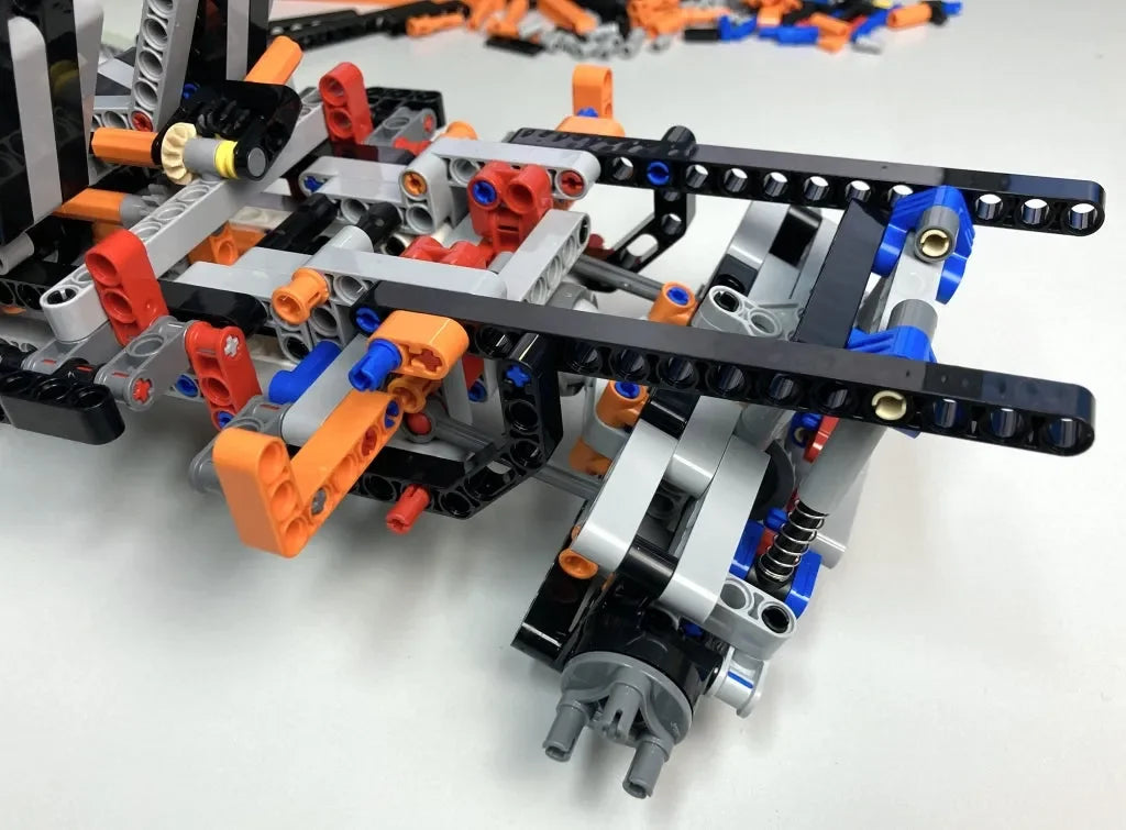 Ford Raptor F-150 (1379 piezas) con mecánica real y motor V6