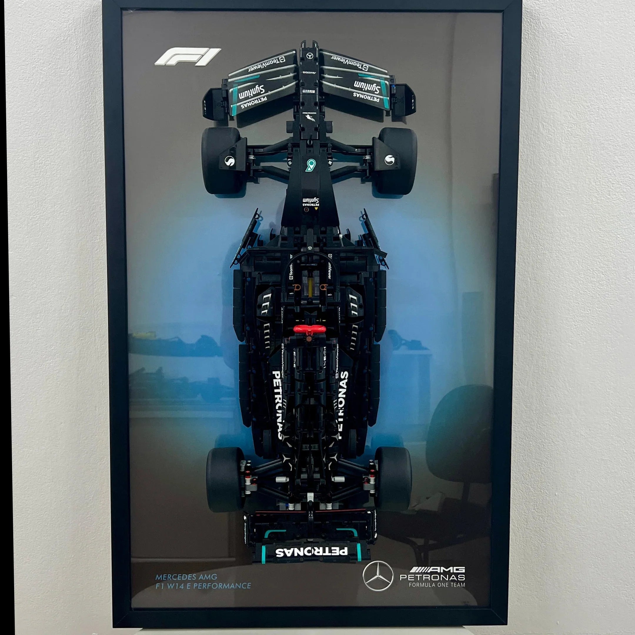 ¡Compra juntos! Mercedes AMG W14 F1 (1642 piezas) + Marco acrílico - Bloques de Construcción