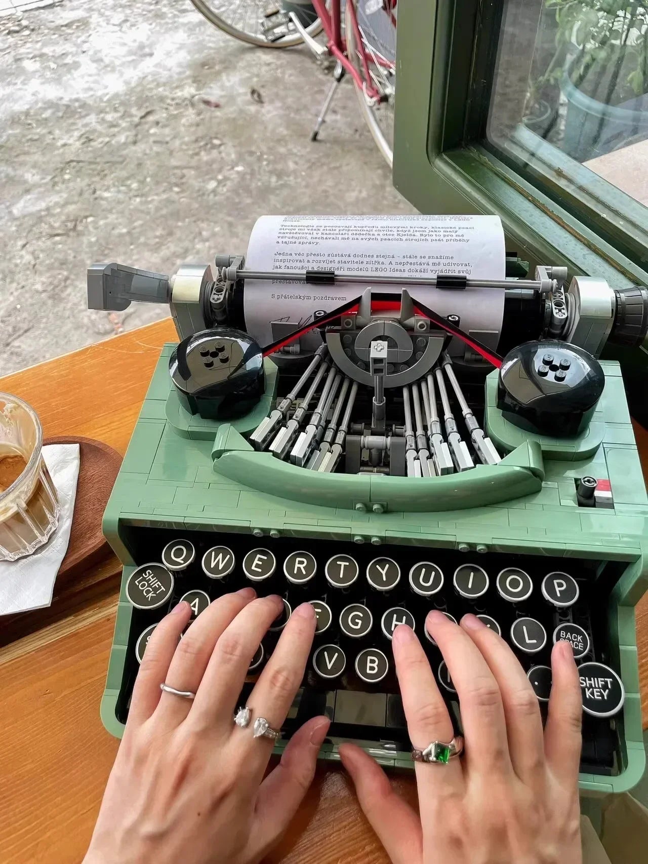 Máquina de escribir retro (2079 piezas)