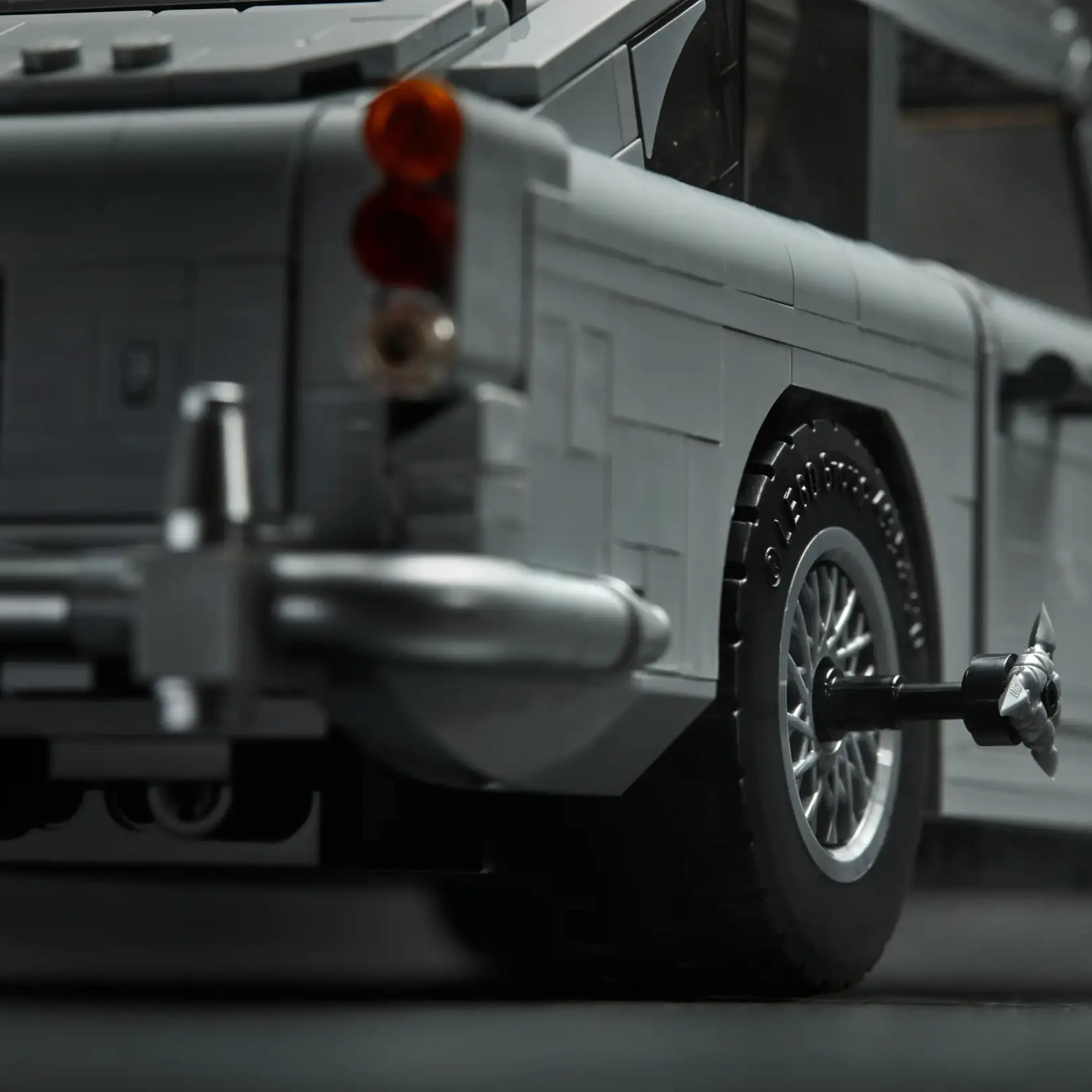 James Bond "007" Aston Martin DB5 (1295 piezas)